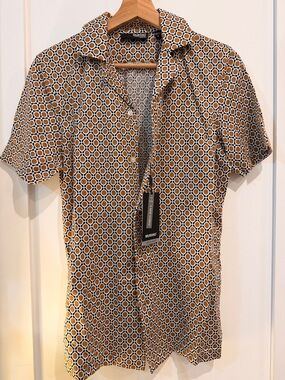 Murano Men's Short-Sleeve Button-Down Shirt in Mustard and White Geometric Print